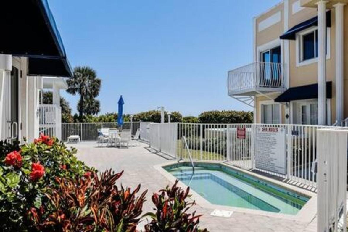 Patio Condo Poolside Cap Carnaveral Extérieur photo