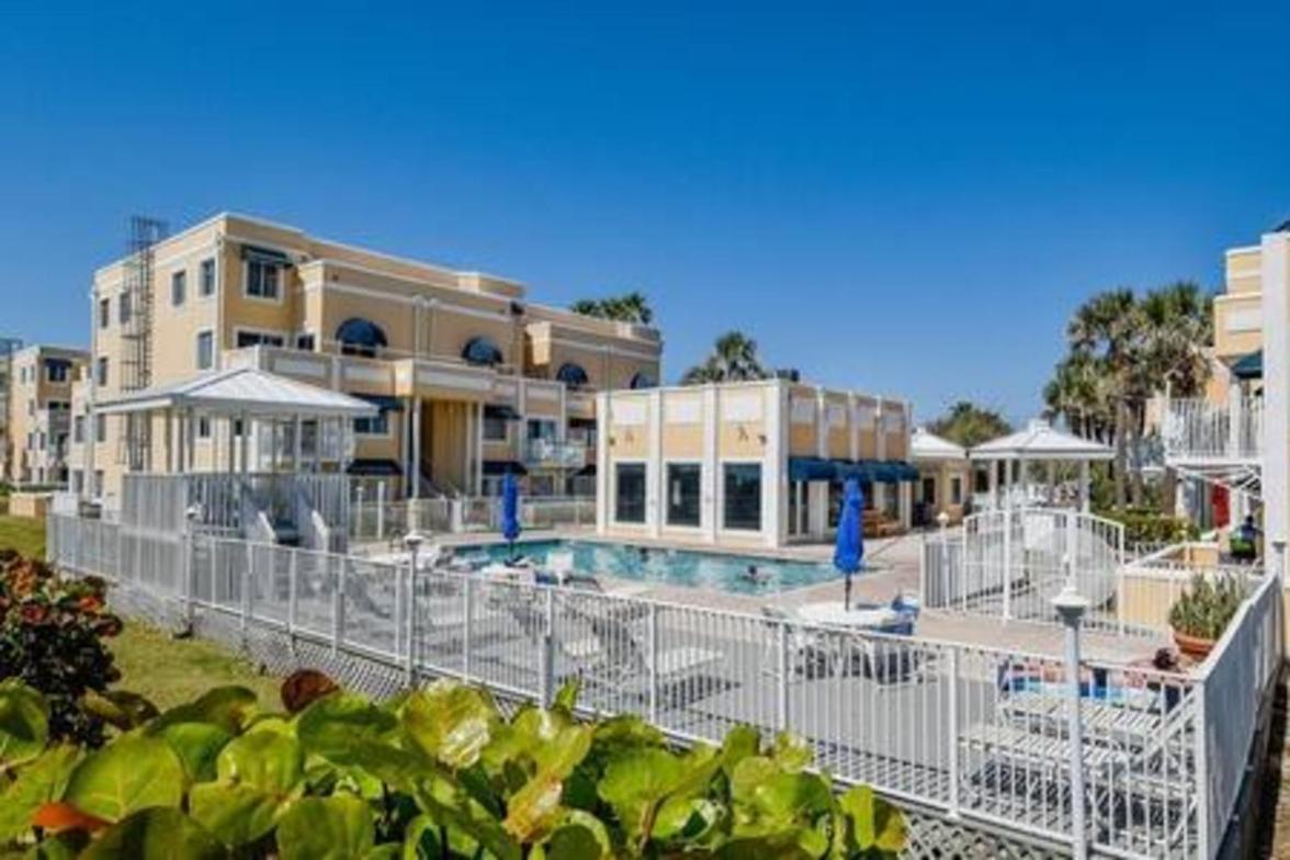 Patio Condo Poolside Cap Carnaveral Extérieur photo